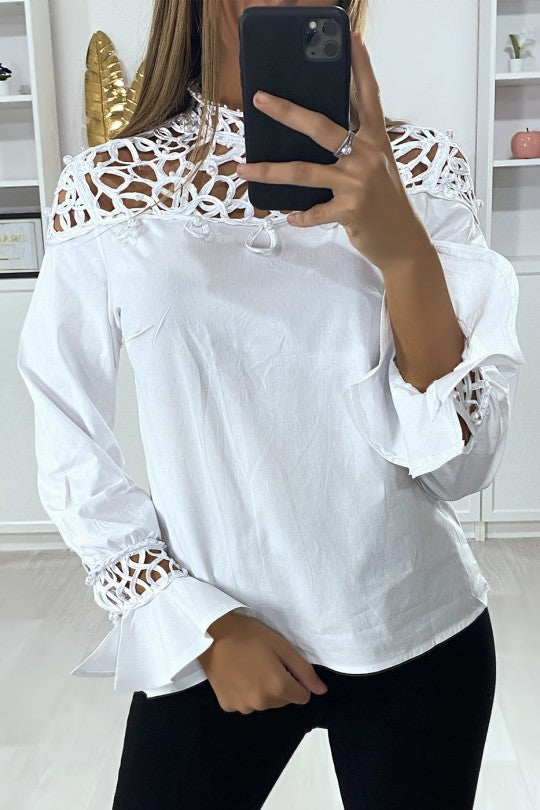 BLOUSE BLANCHE AVEC BUSTE MOTIF SATINÉ ET PERLÉ