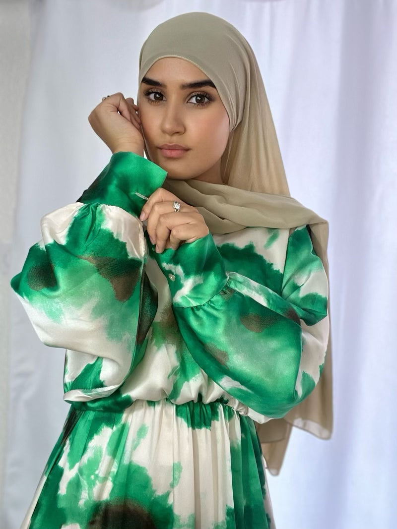 Longue robe satiné verte avec joli motif pastel