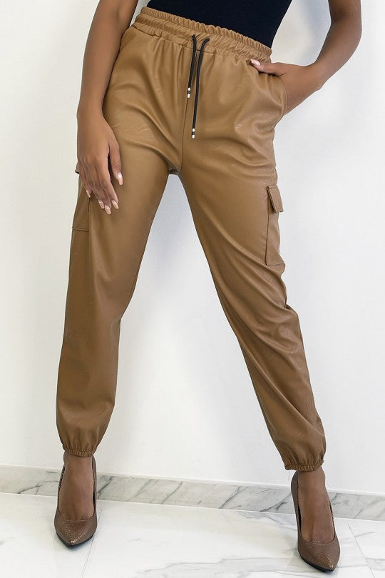 Pantalon cargo Camel en simili avec poches %